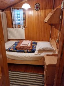 ein kleines Zimmer mit einem Bett in einer Hütte in der Unterkunft Počitniška hiša LIPA in Zreče