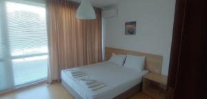 Un pat sau paturi într-o cameră la Kabakum Apartments