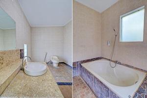 2 fotos de un baño con bañera y aseo en OYO 92706 Nadia Pansion, en Ketewel