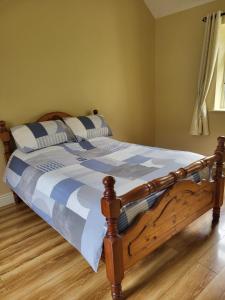 Säng eller sängar i ett rum på Immaculate 3-Bed Cottage in Killarney Co Kerry