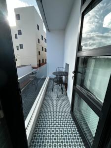 Zimmer mit einem Balkon mit Tisch und Stühlen in der Unterkunft Atico eloy delgado in San Miguel de Abona