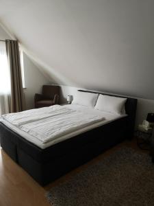 Ein Bett oder Betten in einem Zimmer der Unterkunft Tuniberg Restaurant Hotel