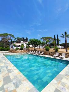 托德拉的住宿－Casa Mirador，度假村内带躺椅的大型游泳池