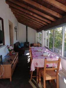 ein Esszimmer mit einem Tisch und einem Sofa in der Unterkunft Casas de Marvão - Casa dos Escritores in Marvão