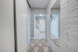 un pasillo de una casa con paredes blancas en Willa Międzywodzie, en Międzywodzie 50 fotos más
