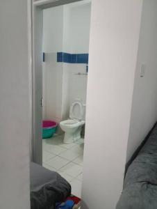 een badkamer met een toilet in een kamer bij Beta Two Apartment in Nairobi