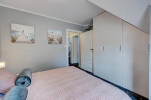 Un dormitorio con una cama grande en una habitación. en Willa Międzywodzie, en Międzywodzie