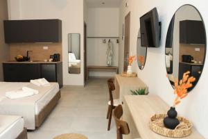 Habitación con 2 camas y mesa con espejo. en UrbanBay Hotel & Spa en Kavala