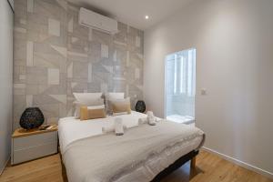 ein Schlafzimmer mit einem großen Bett und einer Steinmauer in der Unterkunft Nice decorated apartment - near Croisette - 1BR4p in Cannes