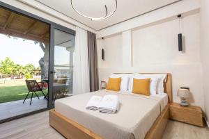 1 dormitorio con 1 cama con 2 toallas en Kallithea Village hotel en Kallithea Halkidikis