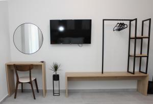 Uma TV ou centro de entretenimento em UrbanBay Hotel & Spa