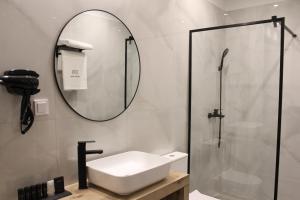 Um banheiro em UrbanBay Hotel & Spa