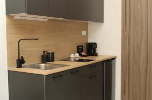A cozinha ou cozinha compacta de UrbanBay Hotel & Spa