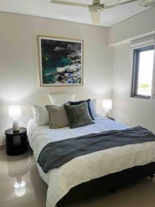 1 dormitorio con 1 cama grande y 2 lámparas en Kim on Smith, Darwin City en Darwin