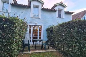 Taman di luar Cute Cottage with Pool at Marciac Lake