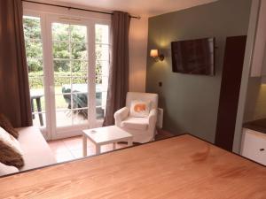 Televisyen dan/atau pusat hiburan di Cute Cottage with Pool at Marciac Lake
