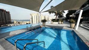 Bazén v ubytování The Palm Tower, Palm Jumeirah - Mint Stay nebo v jeho okolí