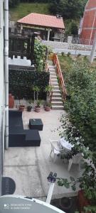 弗濟內的住宿－Apartman Malina，享有带楼梯和植物的天井的景致。