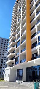un edificio alto con balcones a un lado. en Mersin condominium Life City with pool and sea, en Erdemli