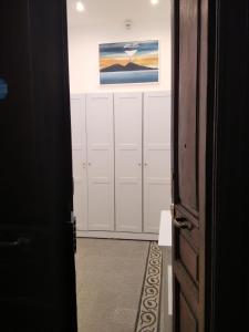 ナポリにあるChiarini22 Apartmentsの白いロッカー付きの廊下