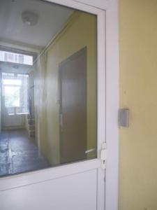Puerta de cristal con espejo en una habitación en RnB Locations Mâcon en Mâcon