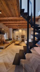un soggiorno con scala e camino di INO III Domus SWIMSPA by Amigdalokefali Elafonissi ad AmigdhalokeFálion
