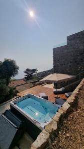 una vasca idromassaggio situata sulla cima di un edificio di INO III Domus SWIMSPA by Amigdalokefali Elafonissi ad AmigdhalokeFálion