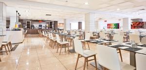Reštaurácia alebo iné gastronomické zariadenie v ubytovaní Globales Pionero