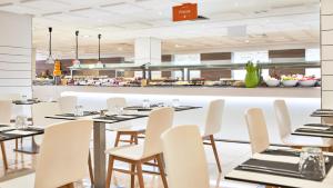 Reštaurácia alebo iné gastronomické zariadenie v ubytovaní Globales Pionero