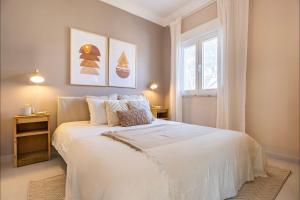 Postel nebo postele na pokoji v ubytování Lovely Beach House in Aroeira by LovelyStay