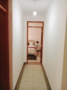 um corredor que leva a um quarto com uma cama em Three Bedroom Thika Road em Nairobi