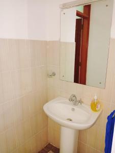 y baño con lavabo y espejo. en Three Bedroom Thika Road, en Nairobi