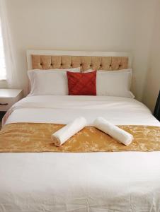 uma cama branca com duas pernas brancas em Three Bedroom Thika Road em Nairobi