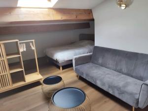 un soggiorno con divano e 2 pouf di Appartement duplex avec terrasse a Venelles