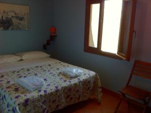 1 dormitorio con cama y ventana en Mamma Etna, en Pedara