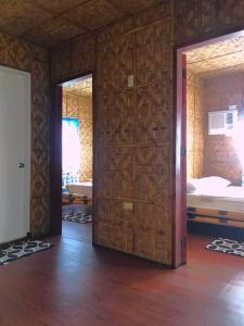 une chambre avec deux portes et une chambre avec deux lits dans l'établissement Island Tiki Paradise Resort, à Panglao