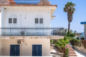 Casa bianca con balcone e palma di Apt Giulia a due passi dal mare a Noto Marina