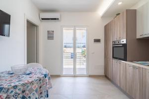 una piccola cucina con tavolo e una gmaxwell gmaxwell gmaxwell gmaxwell gmaxwell xwell di Apt Giulia a due passi dal mare a Noto Marina Altre 14 foto
