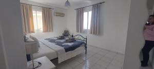 Giường trong phòng chung tại Spacious 2 bedroom apartment