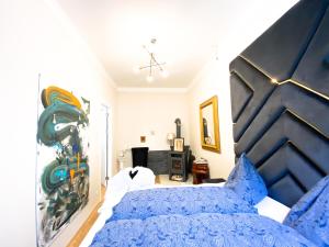 um quarto com uma grande cama azul e uma grande cabeceira de cama. em Belvedere Apartment em Viena
