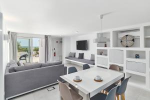 uma sala de estar com uma mesa e um sofá em Casa Do Levante3 Bedrooms With Sea View em Vila Nova de Cacela