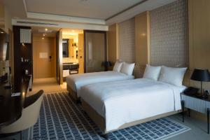 Postel nebo postele na pokoji v ubytování Skopje Marriott Hotel