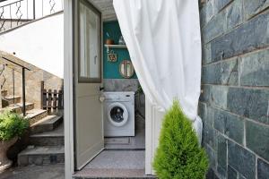 une porte vers une maison avec une machine à laver dans l'établissement La Casa di Giosy, à Cairo Montenotte