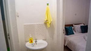 bagno bianco con lavandino e letto di One Bed Garden Estate Nairobi a Nairobi