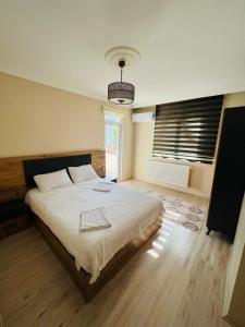 Säng eller sängar i ett rum på HVN MLA Apartments