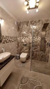 W łazience znajduje się prysznic, toaleta i umywalka. w obiekcie Domki Całoroczne Południowy Stok w mieście Gródek Nad Dunajcem