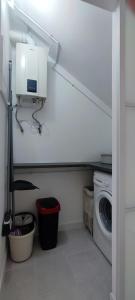 uma lavandaria com uma máquina de lavar roupa e uma máquina de lavar roupa em Mar Salada em L'Ametlla de Mar