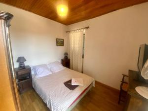 - une chambre avec un lit et une serviette dans l'établissement Appartement 3 pièces 60 m2, à Quenza