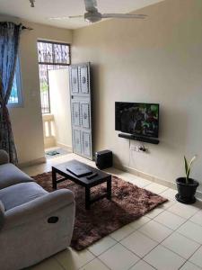 Kwetu House في مومباسا: غرفة معيشة مع أريكة وطاولة قهوة