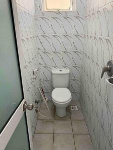 La salle de bains est pourvue de toilettes blanches. dans l'établissement Kwetu House, à Mombasa